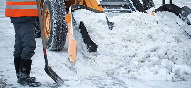 travailler sur un chasse-neige