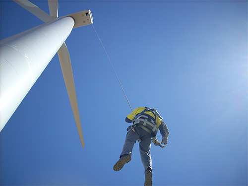 homme avec protection contre les chutes sur une éolienne