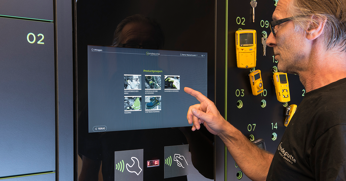 Gebruiker hanteert een distributie automaat