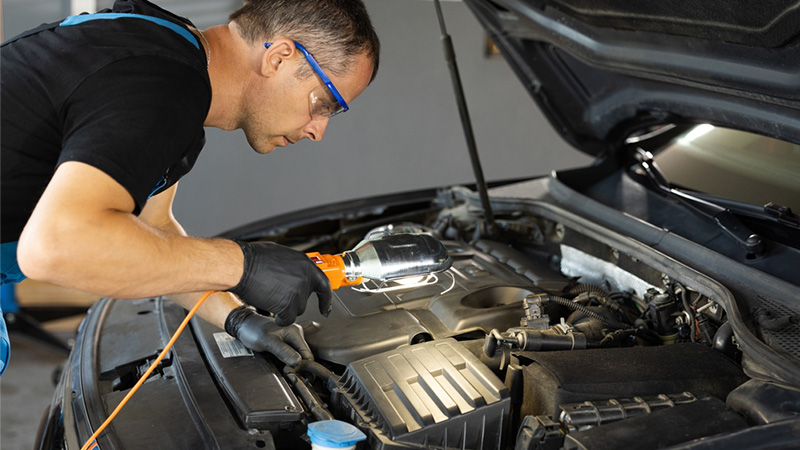monteur werkt aan een auto