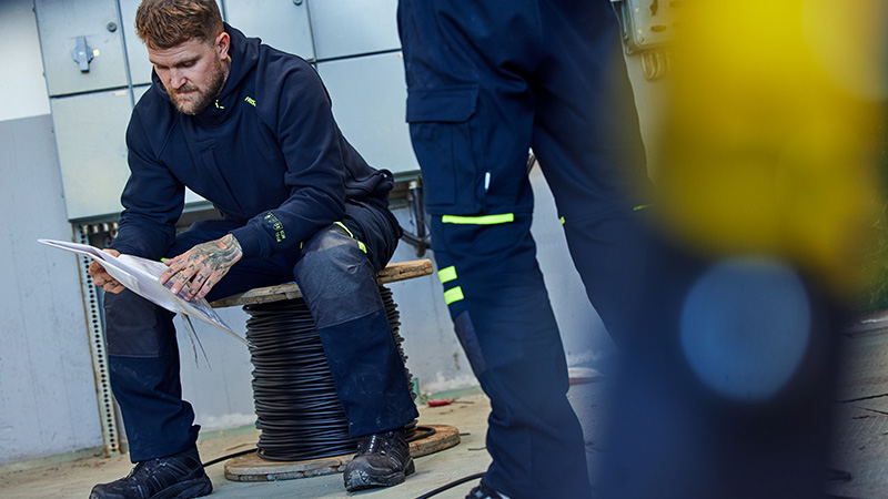 ouvrier avec des vêtements de travail Fristads