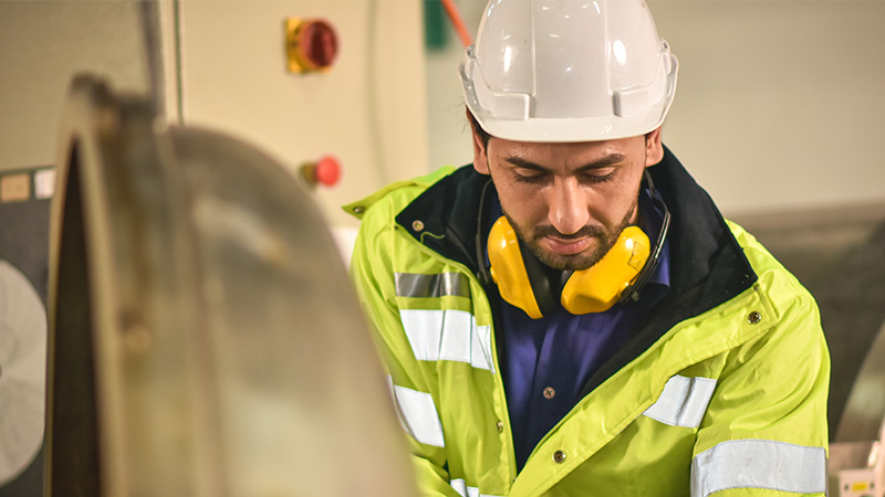 L'ouvrier porte un casque de sécurité