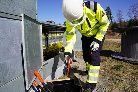 Ouvrier travaillant sur une installation électrique avec des vêtements à arc électrique par Tranemo
