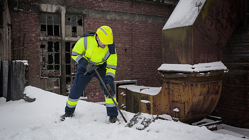 werkman werkt buiten in de winter
