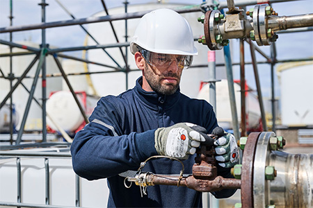 Close-up van werkman op industrieterrein in multinorm workwear uit de UP-collectie van Sioen