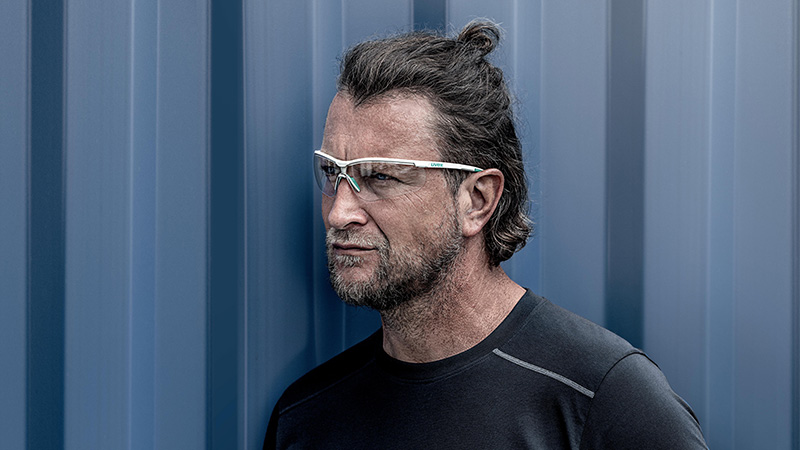 man draagt veiligheidsbril sport style planet van uvex