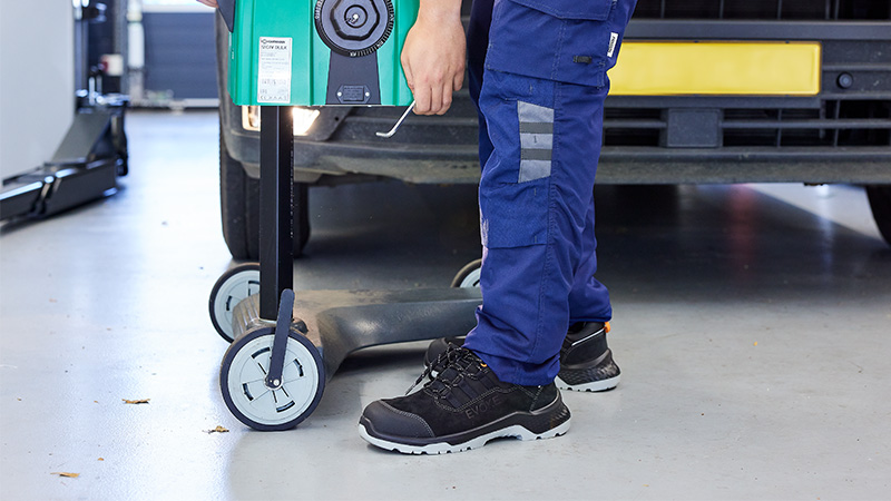 Metal-free EMMA Safety Evoke 2.0 safety shoe worn by an employee in an automotive workshop