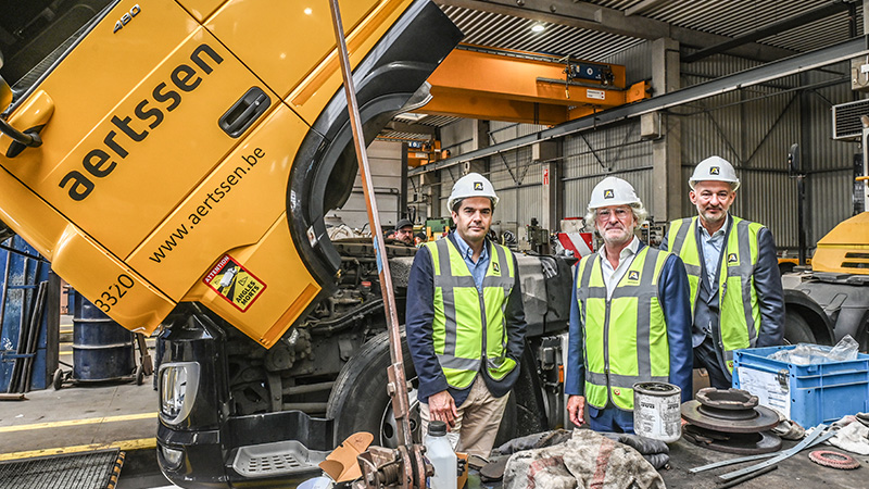 Yves Aertssen (CEO of Aertssen Group), Dirk Vandeputte (chairman of the board of directors of Groupe RG) and Philippe Halsberghe (CEO of Vandeputte Safety Experts), with an Aertssen lorry behind them