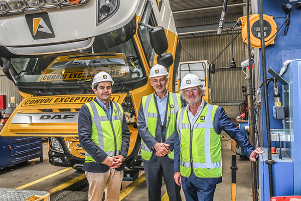 Yves Aertssen (CEO of Aertssen Group), Dirk Vandeputte (chairman of the board of directors of Groupe RG) and Philippe Halsberghe (CEO of Vandeputte Safety Experts), with an Aertssen lorry behind them