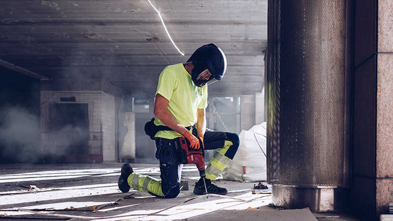 Worker on a building site wearing a Sundström respirator hood