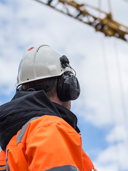 werkman met veiligheidshelm van 3M