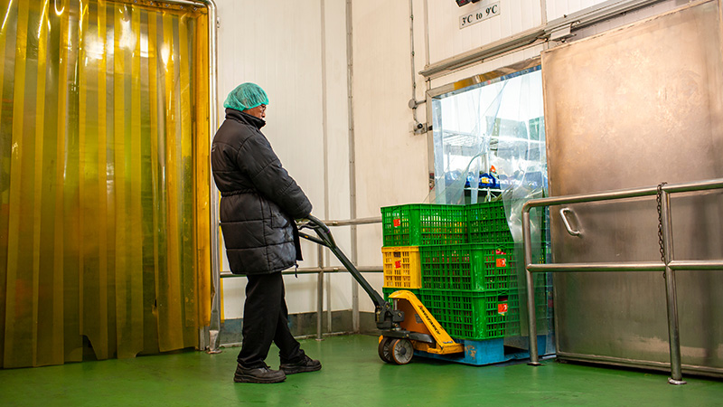 werkman in koelcel met pallet