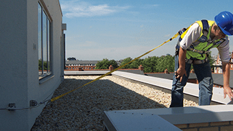 Installatie van vaste valbeveiliging