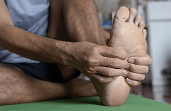 Hoe pijnlijke voeten in werkschoenen voorkomen?