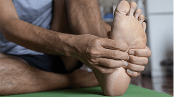 Hoe pijnlijke voeten in werkschoenen voorkomen?