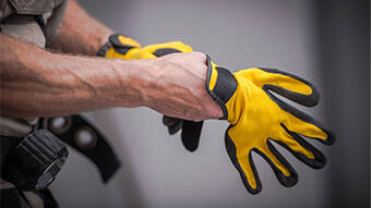 En vous retroussant les manches : voilà comment choisir les gants de travail les plus appropriés
